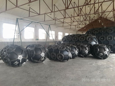 small type and large type pneumatic rubber fenders