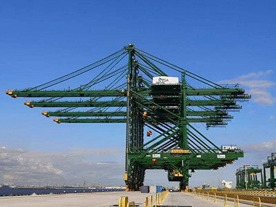 The first batch equipment for the world's largest automated port under construction has been completed
